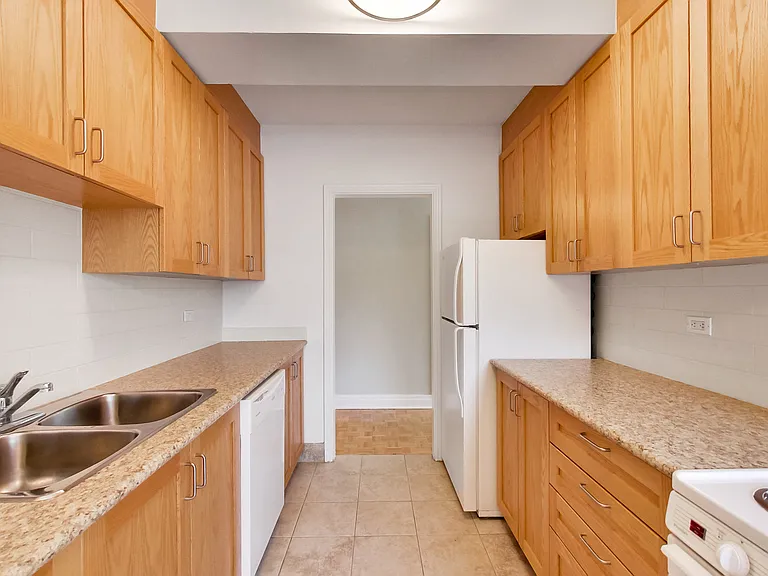 2100 Bathurst St #308 — Photo 44