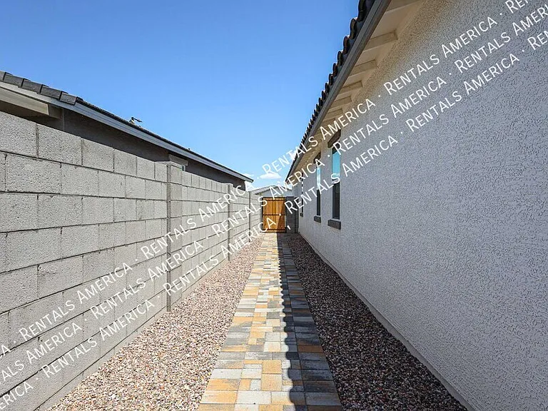 3380 N Camden Dr — Photo 44