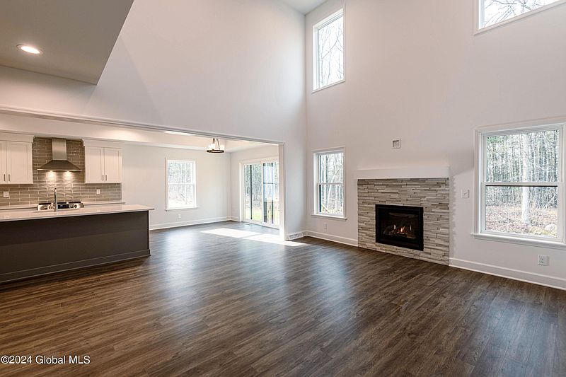 5th image of 40 Farmington Court