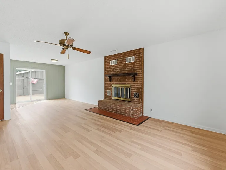 319 N Magnolia St — Photo 6