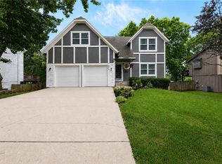 909 E Johnston Cir, Olathe, KS 66061
