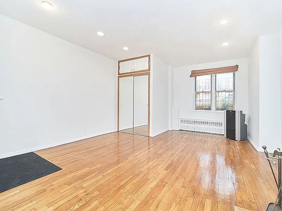 2nd image of 120 W 78th St APT 1B