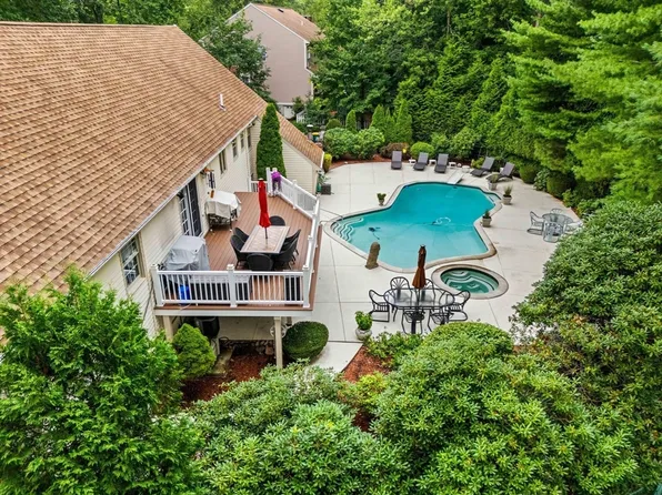 71 Westover Pkwy, Norwood, MA 02062