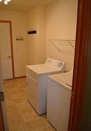 4th image of 1555 Foxglove Ave