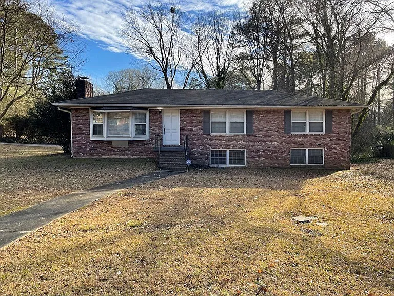 2106 Pawnee Dr SE — Photo 1