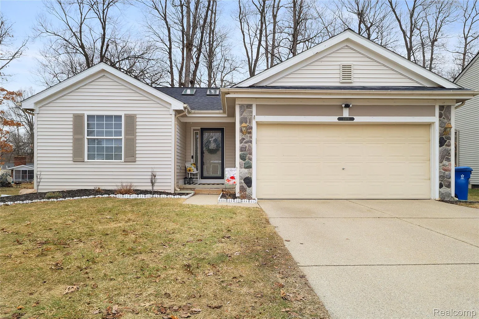 3309 Hilltop Dr photo 1