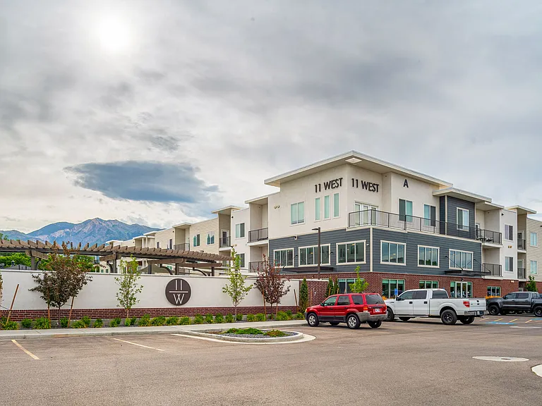 11 West Apartments & Townhomes — Photo 38