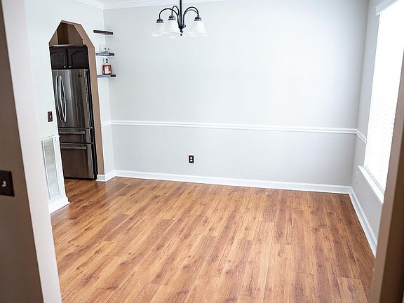 4th image of 516 Birchwater Ave