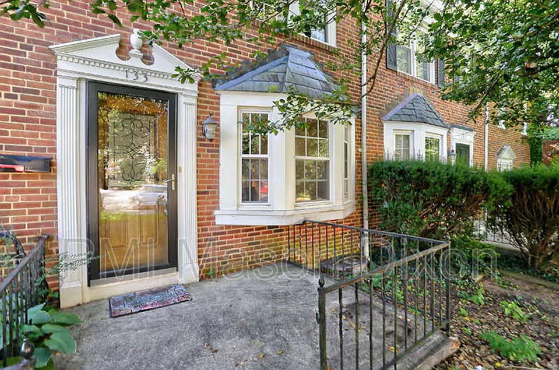 3 bed, 2.0 bath, 1824 sqft, $3,000 — Photo 2