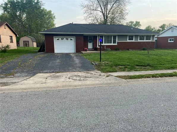 211 Redwood Dr, Godfrey, IL 62035