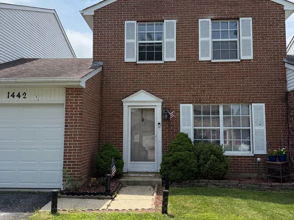 1442 Walnut Cir, Carol Stream, IL 60188
