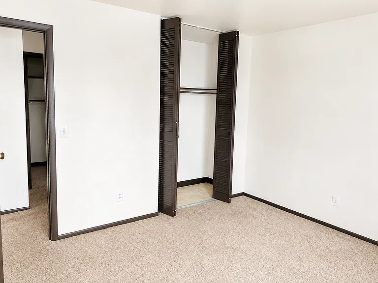 Canterbury Court Apartments — Photo 17