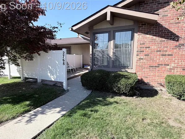 2768 Roundtree Dr, Troy, MI 48083