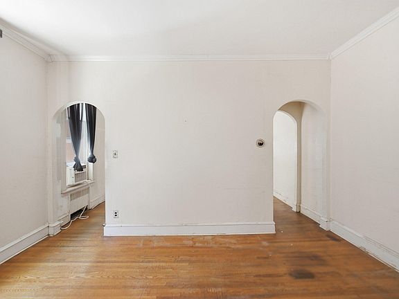 5th image of 117 W Douglass St