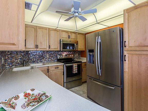 3rd image of 320 Seaview Ct APT 1610