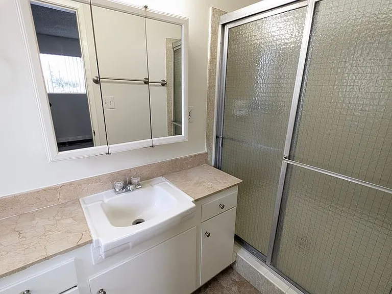 Fountainebleu Apartments — Photo 19