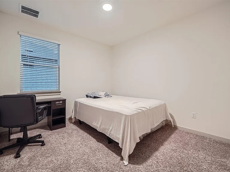 10601 Seguin St — Photo 15