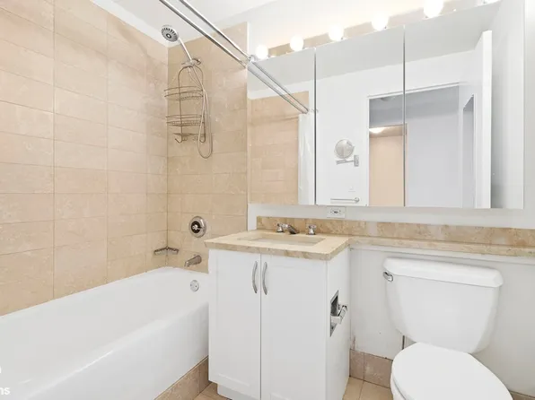 250 East 30th Street image 4 of 10