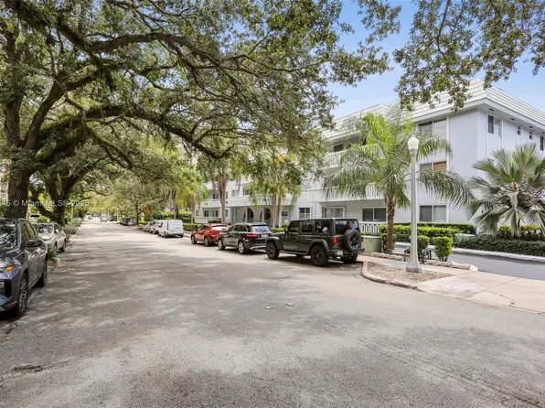 100 Edgewater Dr APT 142, Coral Gables, FL 33133
