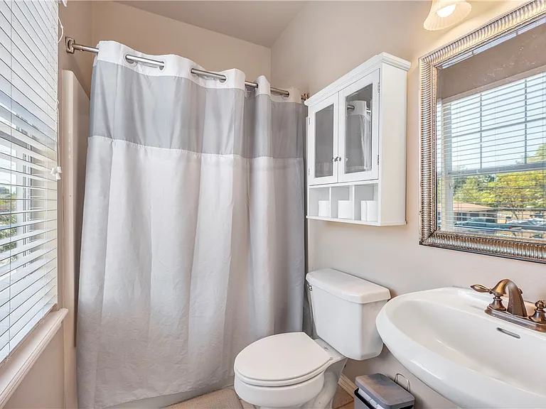 114 Lynn Dr — Photo 13