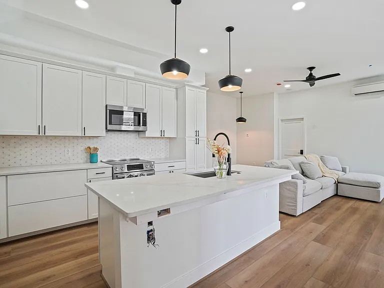 235 F St NE — Photo 13