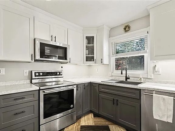2nd image of 2529 Sycamore St