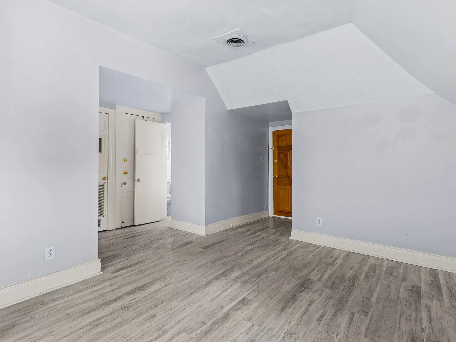 213 Woodbine St — Photo 4