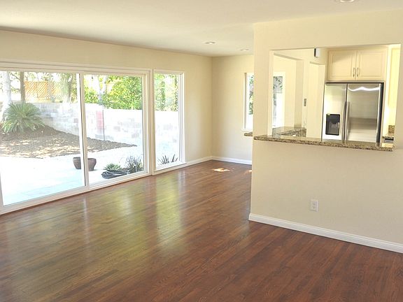 4th image of 22645 Kittridge St