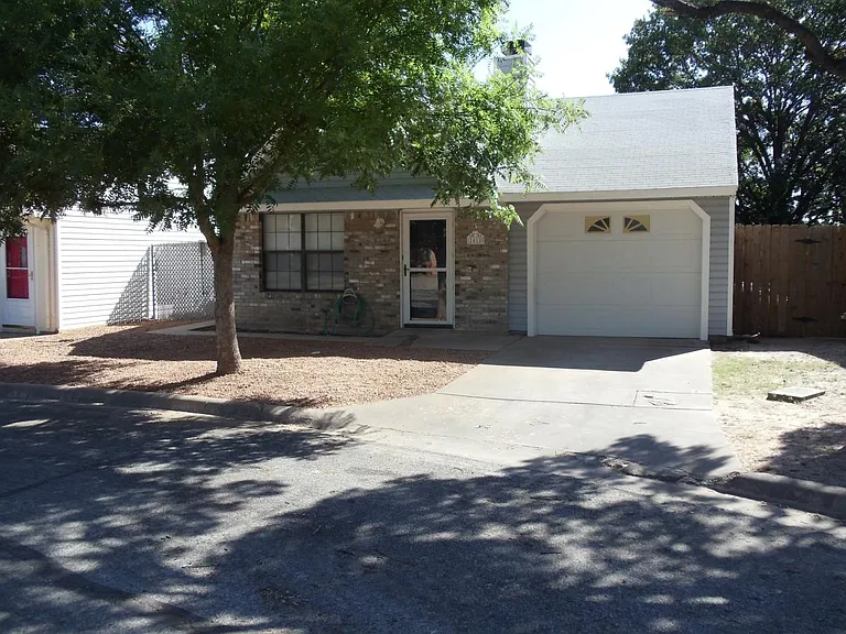 1410 Lindell Ct — Photo 2