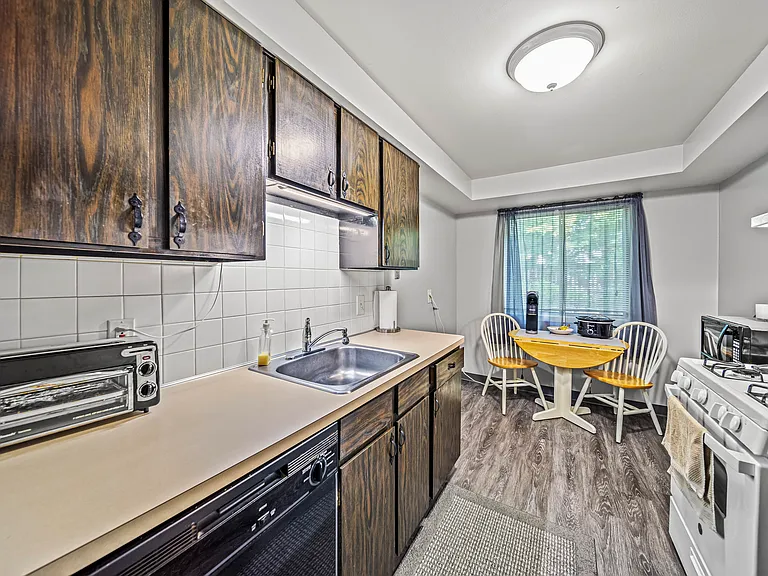 Heatherstone Apartments — Photo 39