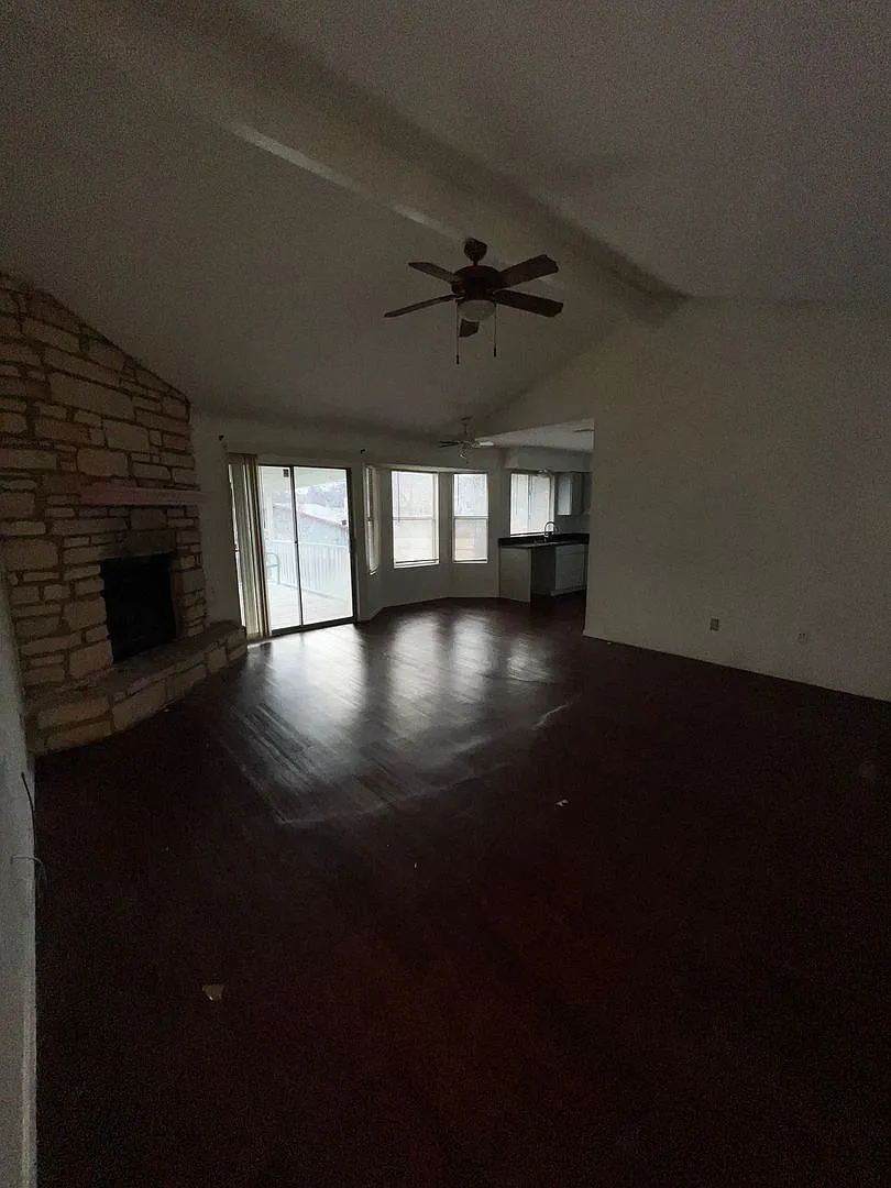 Great 3 bedroom, 2 bath available early August — Photo 4