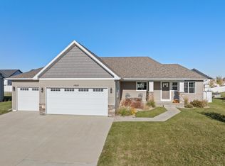 1605 Valley Bluffs Dr SE, Minot, ND 58701