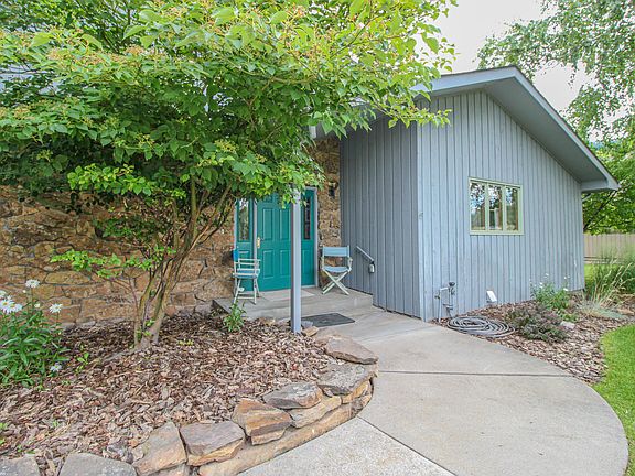 2nd image of 520 Highland Park Dr