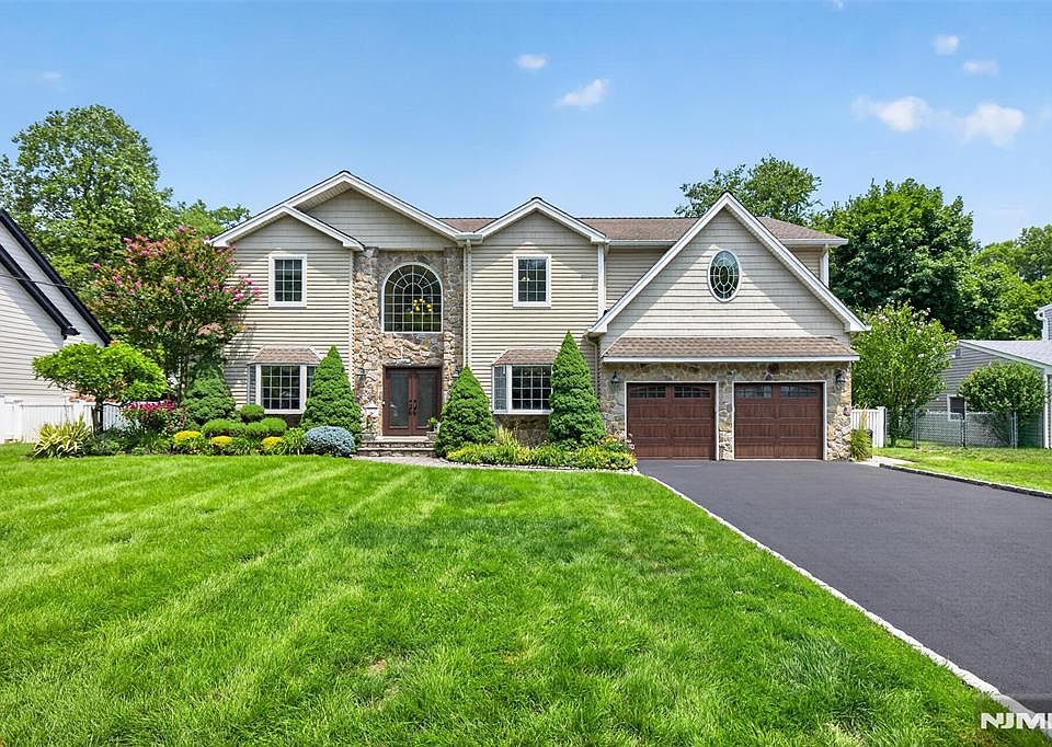 1st image of 33 Crestwood Dr