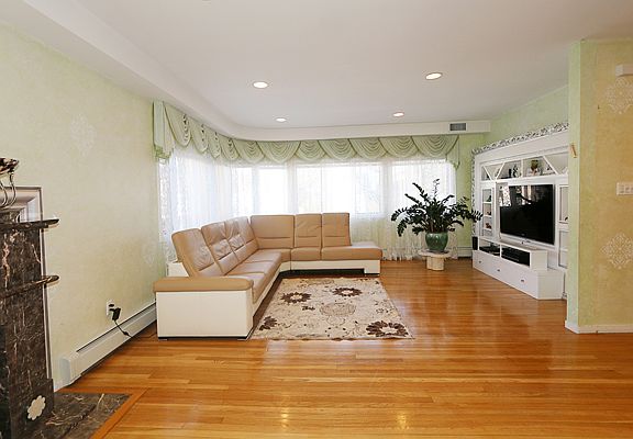 5th image of 28 Wimbleton Ln