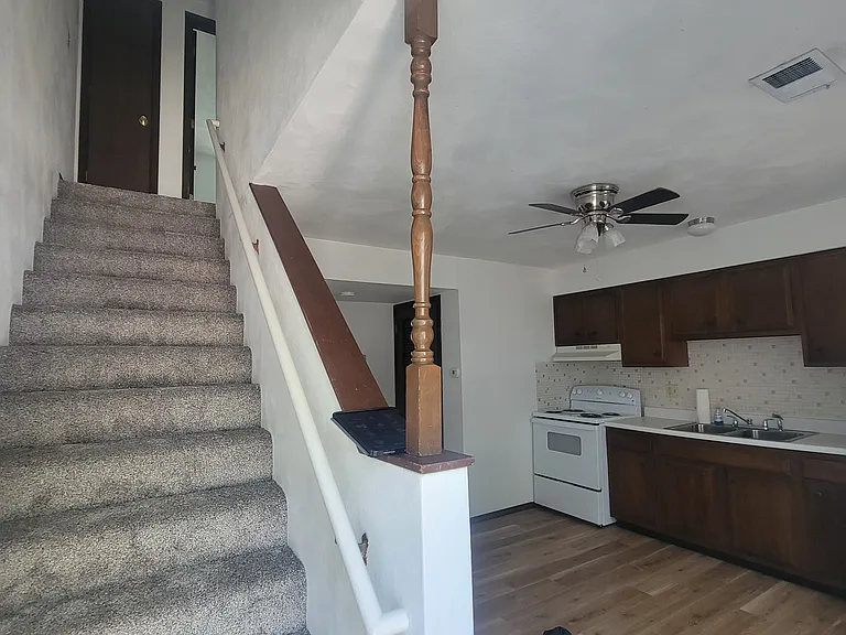 922 E Illinois St — Photo 19