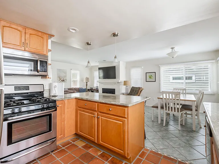 734 Jersey Ct — Photo 3