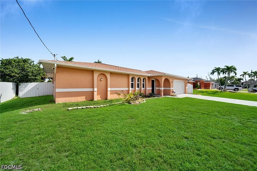 3 bed, 2.0 bath, 1404 sqft, $2,400 — Photo 3