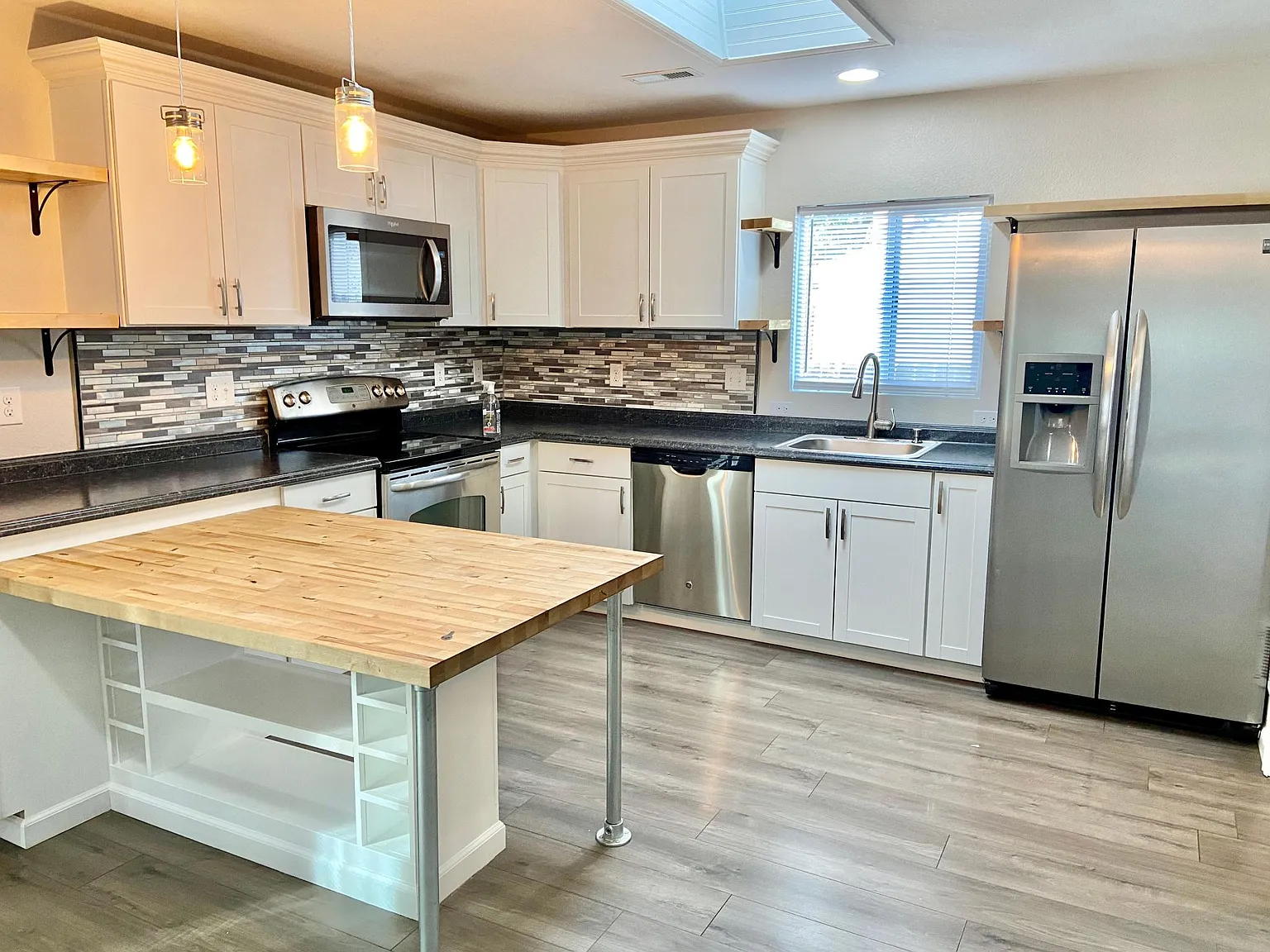 4 bed, 1095 sqft, $2,195 — Photo 4