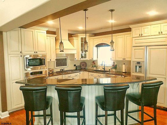 5th image of 914 Brighton Pl
