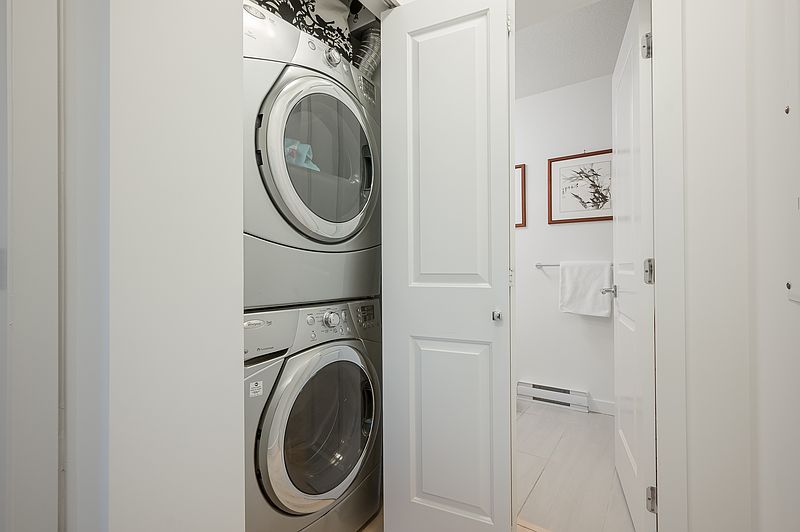 Surrey Apartment for rent - 2 Bedrooms — photo 12