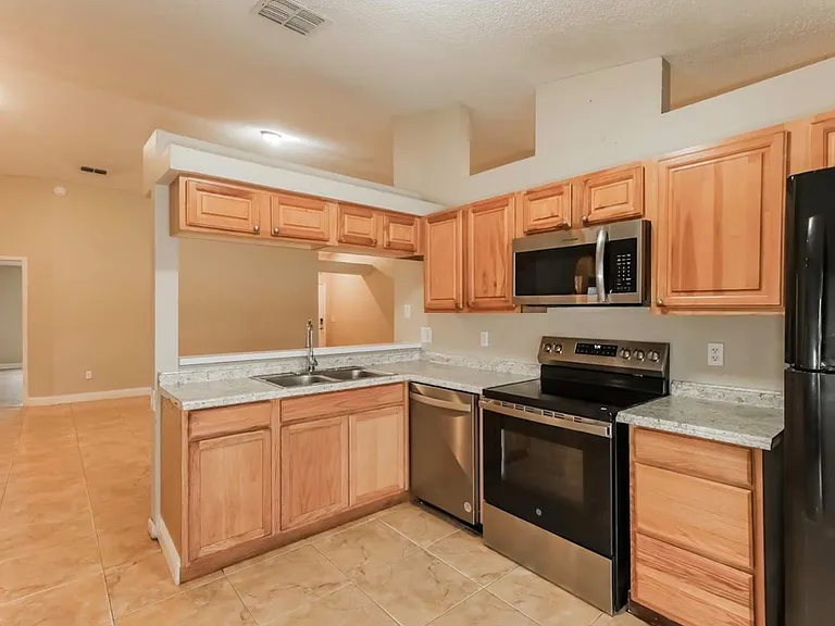 1001 Pinehaven Ct — Photo 3