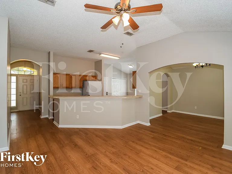729 Mackenzie Cir — Photo 3