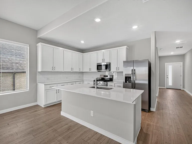 710 Summerberry Dr — Photo 3