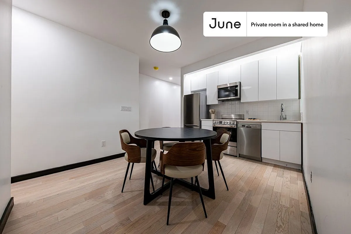 Queen bedroom in 4 bed/2 bath home in Ditmas Park #1898 C — Photo 4