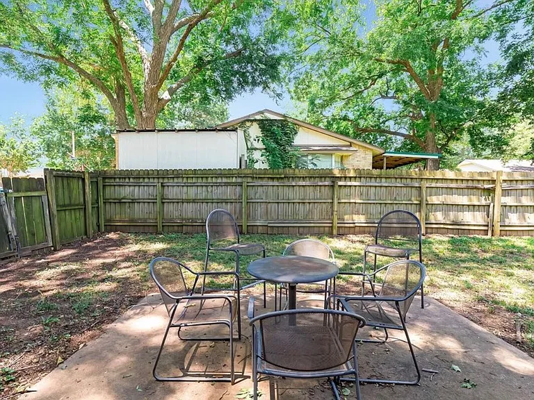 1108 W Fredericksburg St — Photo 28