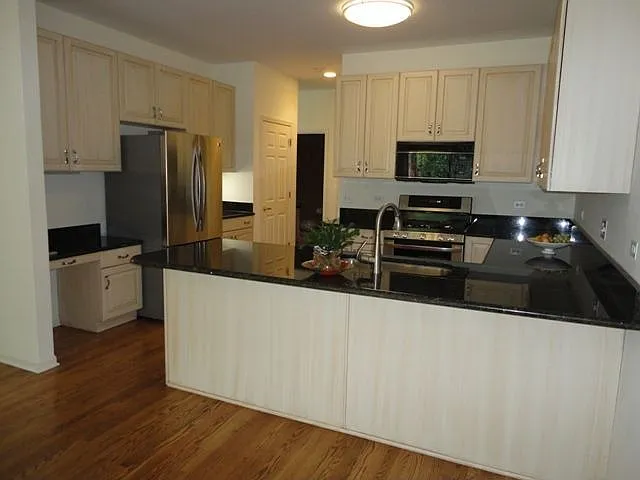 320 Turnberry Ln photo 1