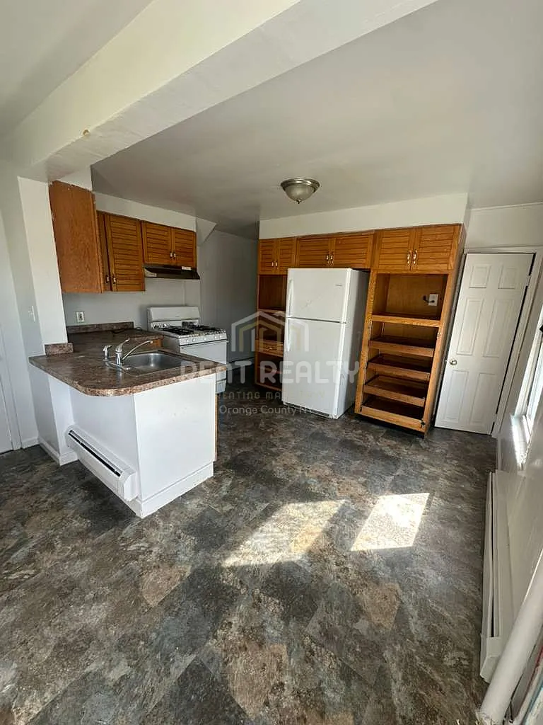 3 bed, $2,200 — Photo 4
