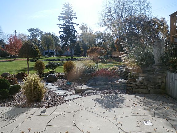 4th image of 104 Brookside Dr