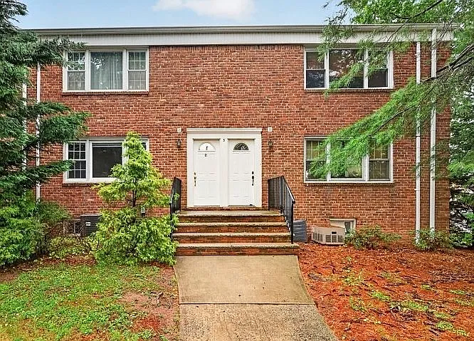 5 Stanford Dr #2B — Photo 1